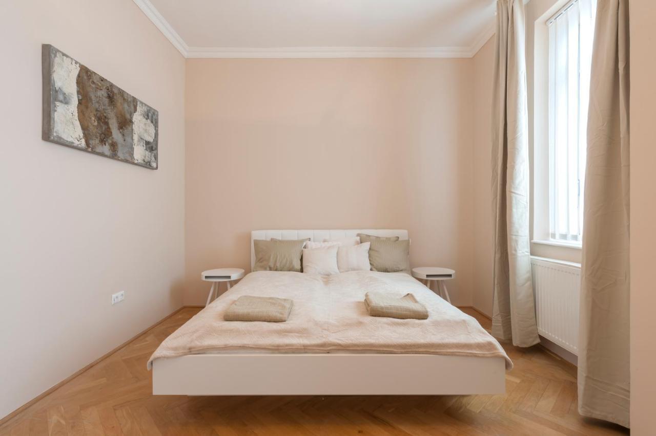 Opera & Basilica 2 Bedrooms With Balcony 布达佩斯 外观 照片