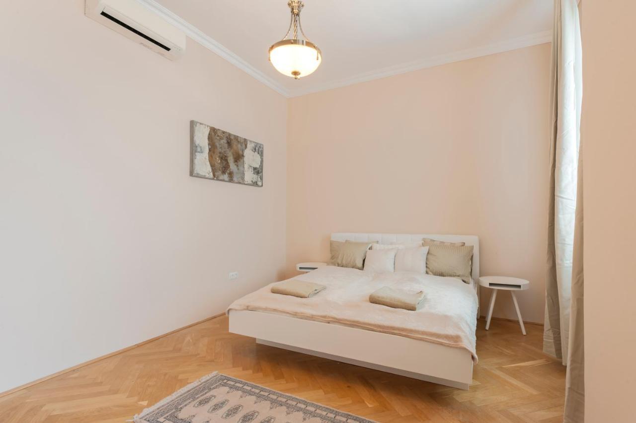 Opera & Basilica 2 Bedrooms With Balcony 布达佩斯 外观 照片
