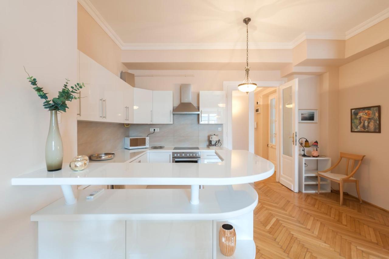 Opera & Basilica 2 Bedrooms With Balcony 布达佩斯 外观 照片
