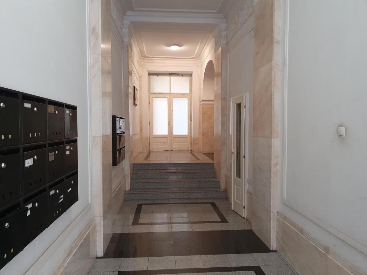 Opera & Basilica 2 Bedrooms With Balcony 布达佩斯 外观 照片